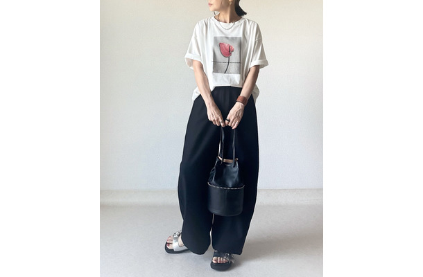 クールにオシャレに決まる「フォトTシャツ」。お手本にしたいリラクシーな大人の着こなし【40代の毎日コーデ】