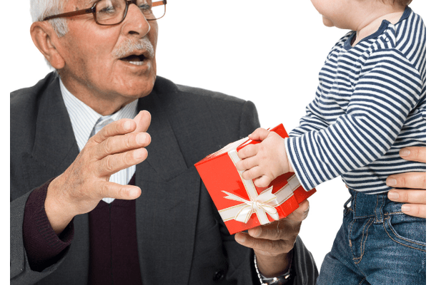 誕生日を迎えた50代の祖父　孫がプレゼントを渡した瞬間⇒祖母への”予想外の行動”に「まだ2歳なのに」「優しい」