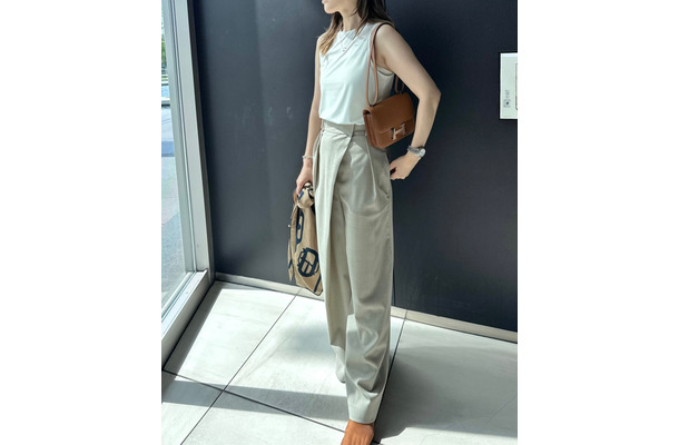 小物使いが洗練見えの秘訣。白ノースリーブ×ベージュワイドパンツでつくるきれいめスタイル【40代の毎日コーデ】