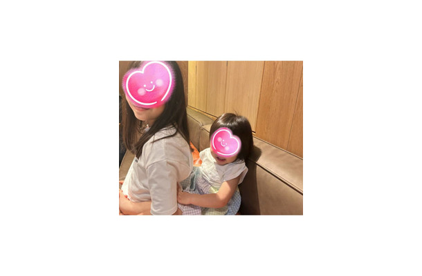 安めぐみ、10歳長女＆1歳次女がくっつくほっこりSHOTに「可愛い」「仲良し姉妹」の声