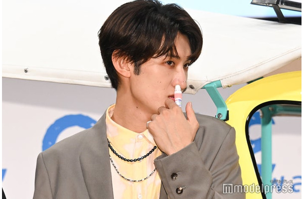 ヤードムを鼻に突っ込みキメる向井康二(C)モデルプレス