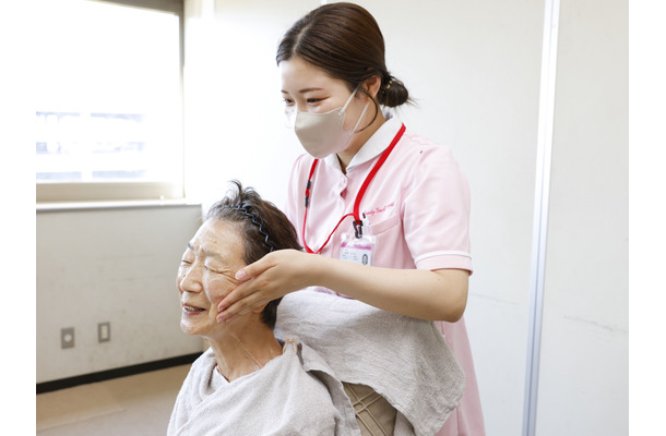 80歳女性への美容「えっ、こんなに違うの？」その変化に姪がびっくり！表情や声、行動にも効果をもたらす「介護美容」とは？