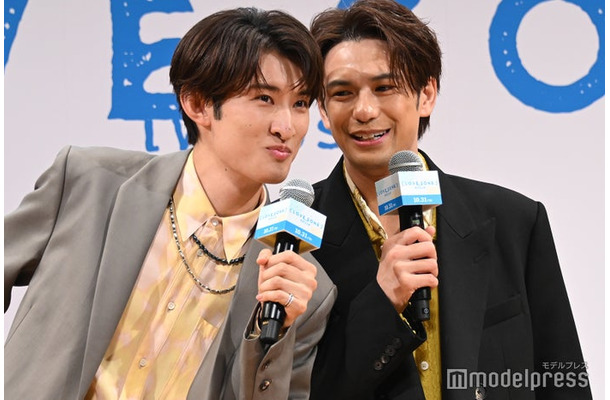 質問を忘れた向井康二に耳打ちで教える森崎ウィン（C）モデルプレス