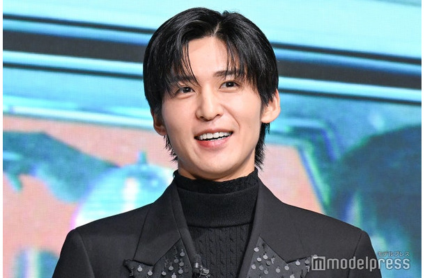 新製品発表会に出席した目黒蓮(C)モデルプレス