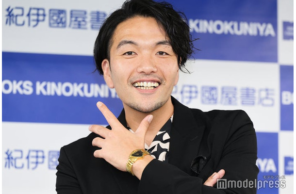 「しばけるもんならしばきたい」刊行記念囲み取材に出席した盛山晋太郎(C)モデルプレス