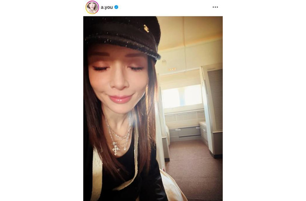 「まじ毛穴どこ」浜崎あゆみ、瞼を閉じた美肌SHOTに反響「幸せそうな笑みがたまらない」
