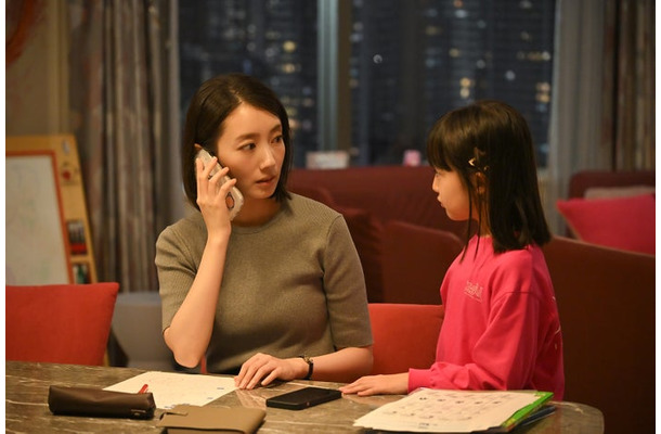 波瑠、池村碧彩「フェイクマミー」第1話(C)TBS