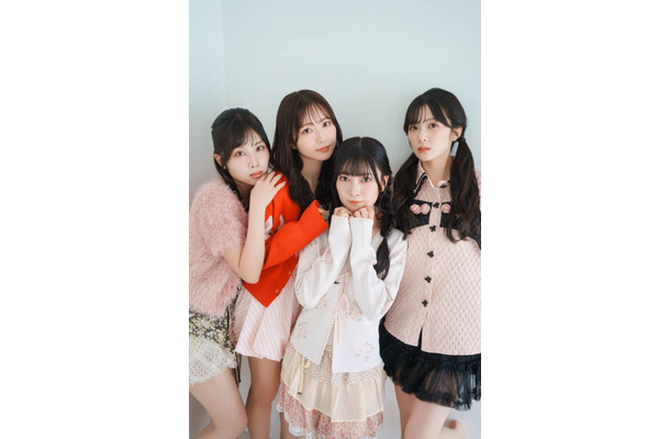 Liella!の4人がぎゅっと密着！ピンクを基調とした衣装でキュート＆スタイリッシュに魅せる