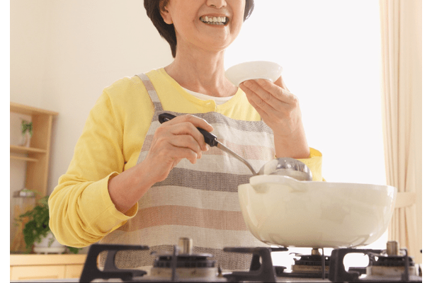 娘に家事の途中で話しかけられイライラ。料理中の祖母に娘が話しかけると⇒祖母の包容力に「やっぱりすごいな」