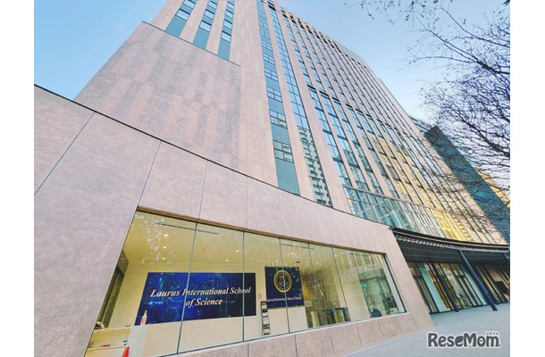 港区芝にある初等部から中高等部が入る建物外観