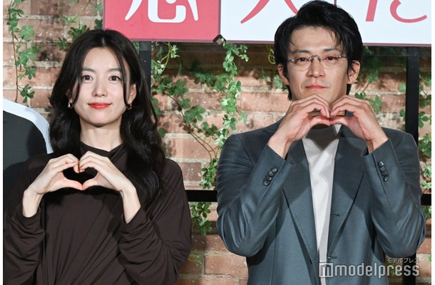 ハートでポーズを決めるハン・ヒョジュ、小栗旬（C）モデルプレス