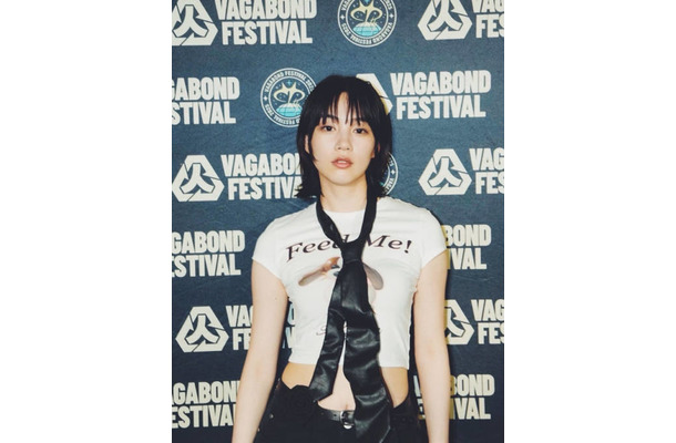 のん、ほっそりお腹がチラリ！ロックなフェス衣装SHOTに「カッコよすぎ～」「オシャレ」の声