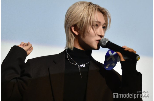 湊及びRYUKIのバッグの持ち方を再現したNAOYA（C）モデルプレス
