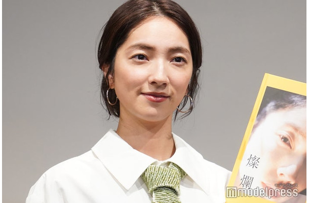 1st写真集「燦爛」の発売記念記者会見に出席した仁村紗和(C)モデルプレス