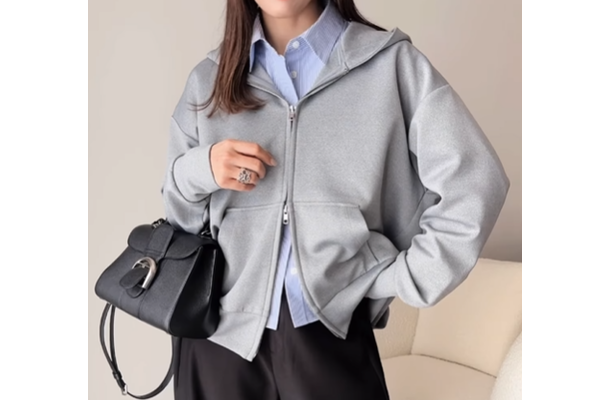 くたびれ感ゼロ。大人が上品に「パーカー」を着こなす秘訣とは【40代の毎日コーデ】