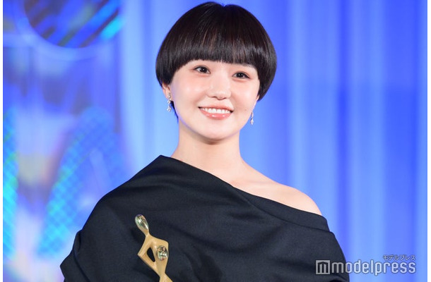 「東京ドラマアウォード2025」授賞式に出席した奈緒(C)モデルプレス