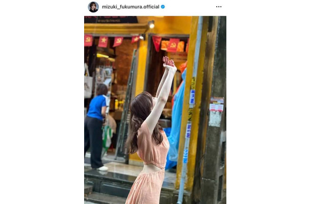 譜久村聖、ほっそりウエストちらり!ベトナムでのオフSHOTに反響「可愛すぎる」「お肌も白くて細くて綺麗」