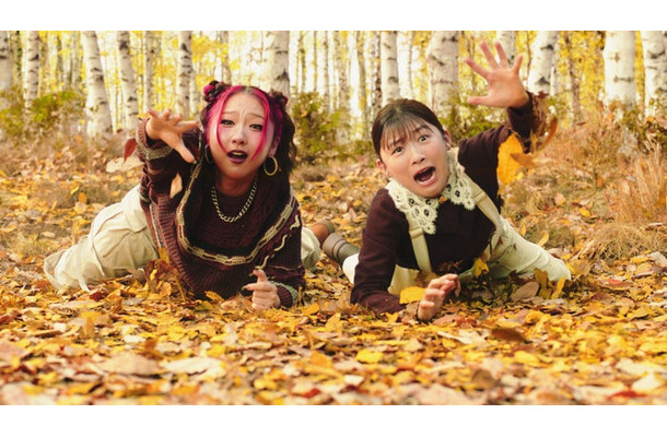 伊藤沙莉×CHIKA/三角チョコパイ ティラミス 「ティラミスの運命…」篇(提供写真)