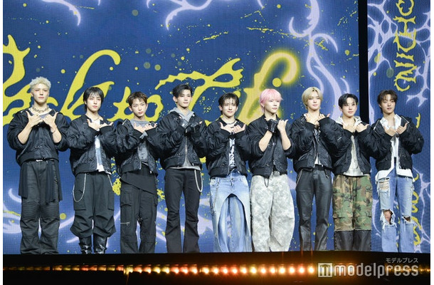 韓国メディアショーケースに登壇した&TEAM/(左から)MAKI、TAKI、HARUA、JO、YUMA、NICHOLAS、K、FUMA、EJ(C)モデルプレス