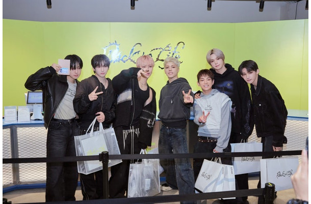 ポップアップストアを訪れた&TEAMメンバー/(左から)FUMA、YUMA、NICHOLAS、MAKI、HARUA、K、JO(C)YX LABELS