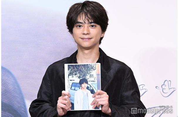 お気に入りの写真に食べ物のカットを選びがちな佐藤勝利(C)モデルプレス