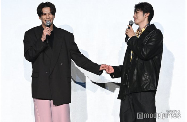 向井康二に手を握られ動揺する森崎ウィン(左)(C)モデルプレス