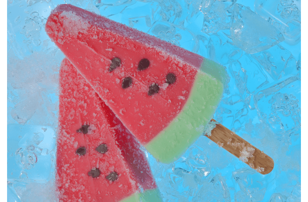 70代の祖父が大好きな孫娘　おやつに”スイカのアイス”を食べると⇒祖父のまさかの行動に「それ、食べられる！」