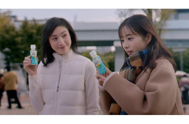 天海祐希、石原さとみ「『キリン おいしい免疫ケア』冬の家族の健康対策」篇(提供写真)