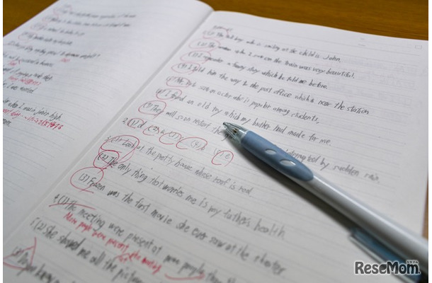 勉強中のノートとペン