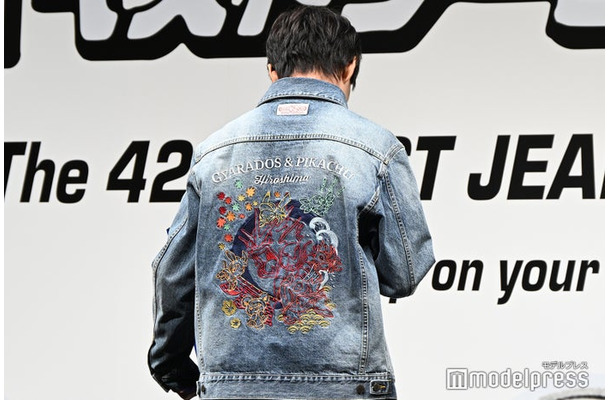 ギャラドス&ピカチュウが刺繍されたジャケット(C)モデルプレス