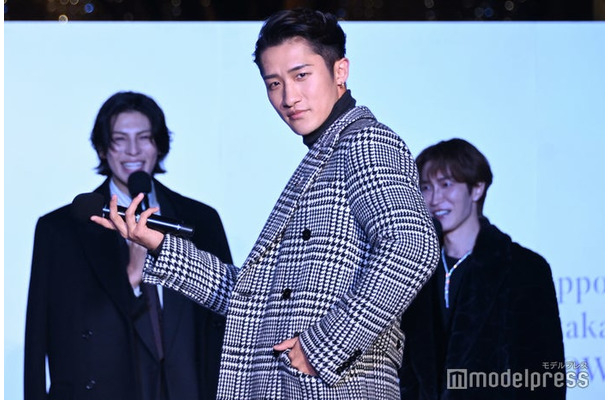 クールなランウェイを披露した岩本照を嬉しそうに見守るラウール、自身のランウェイを控え緊張した様子の渡辺翔太（C）モデルプレス