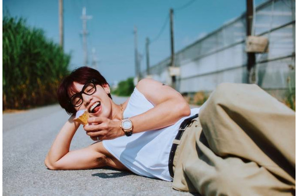 THE RAMPAGE神谷健太、逞しい二の腕にドキドキ!初の写真集は「光と影」をテーマに素の魅力が光る