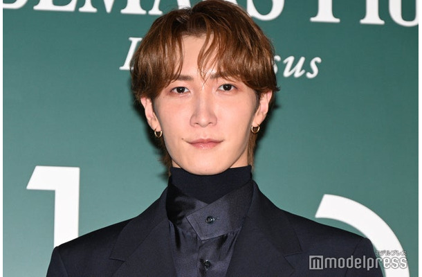 「手とか振った方がいいですか？」とスタッフに確認する渡辺翔太（C）モデルプレス