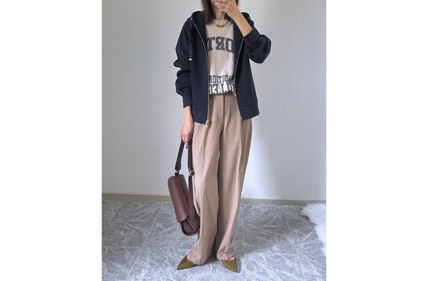 大人のパーカースタイル。上品見えのコツは、ハリ感のあるダンボール素材【40代の毎日コーデ】