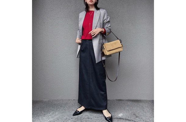 赤ニットが主役。柄ジャケット×タイトスカートの大人かっこいいオフィスコーデ【40代の毎日コーデ】