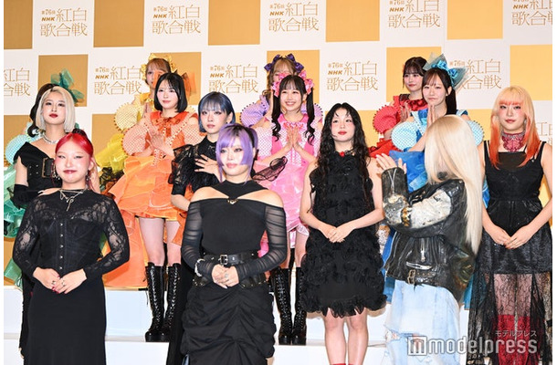 （前列）HANA、ちゃんみな（後列）FRUITS ZIPPER（C）モデルプレス