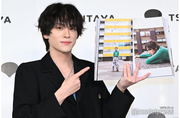 お気に入りカットを指す山下幸輝(C)モデルプレス