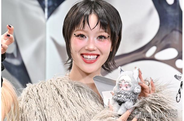 コラボアイテムを見せるCHISA（C）モデルプレス