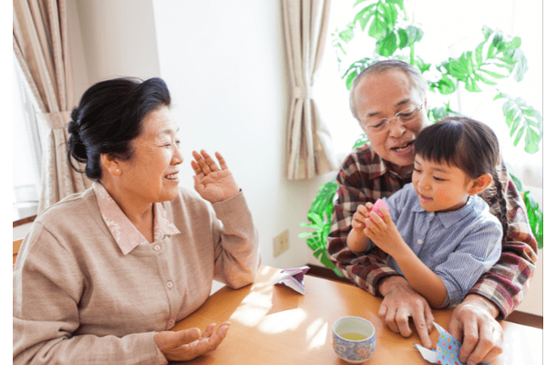 祖父母が大好きな5歳の孫 祖母がよろけて祖父が支えると…→孫の”発した一言”に全員が笑顔!?