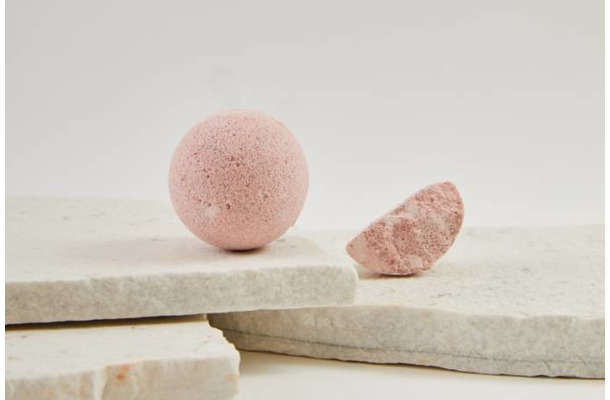 me john masters organics、ピンクの泡はじけて甘やかに香るバスボム登場