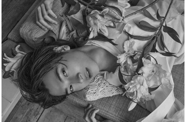 庄司浩平、色気が滲み出すモノクロSHOTにドキッ！世界的写真家レスリー・キーと初セッション