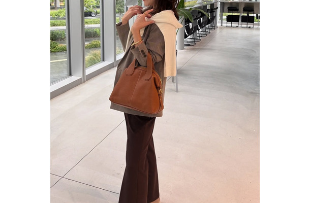 【ユニクロ】カシミヤタッチニットで魅せる！旬のブラウンを効かせた洗練肩掛けテク【40代の毎日コーデ】