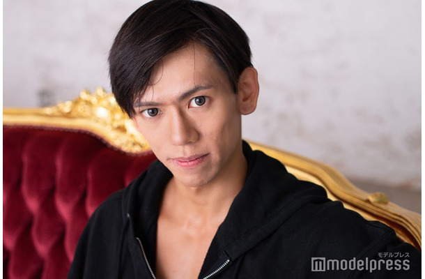 モデルプレスのインタビューに応じた日下部翔大さん（C）モデルプレス