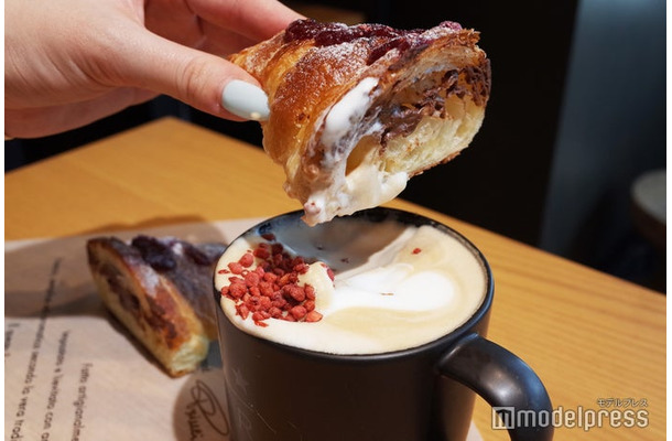 コルネッティ ラズベリーチョコレート、ストロベリー ラベンダー ラテ（C）モデルプレス