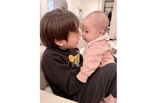 辻希美、“癒しの2人”三男＆次女のふれあいSHOTにメロメロ「可愛すぎて胸痛いぃ～」