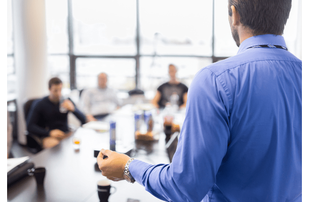 人前で話すのが苦手な会社員 仕事で評価も低かったが…⇒1年後、周囲「まるで別人」