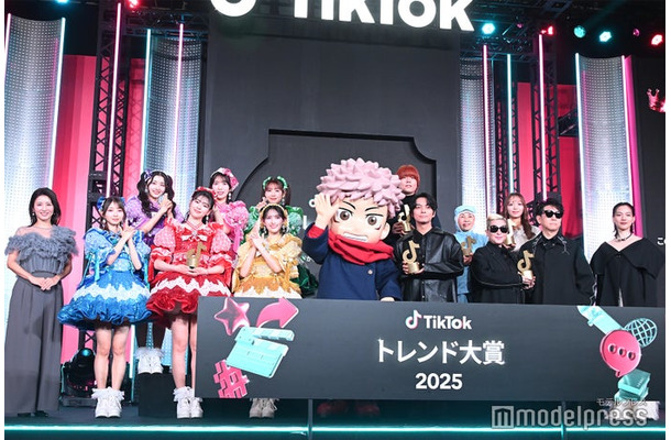「TikTokトレンド大賞2025」に出席した(左から)宇賀なつみアナ、超ときめき宣伝部、虎杖悠仁、榎木淳弥、OKARAT工場長、舘野はづき氏、m-flo、のん(C)モデルプレス