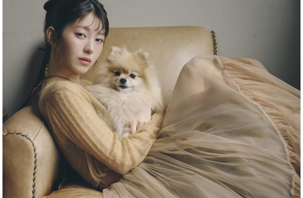 浜辺美波、愛犬たちとのモードなカットを披露!「わんこと巡る1年」コンセプトのカレンダー発売決定