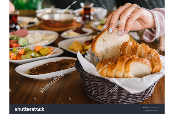 お育ちに差が出る「パンの食べ方」。年末年始の食事会で、覚えておきたいテーブルマナー