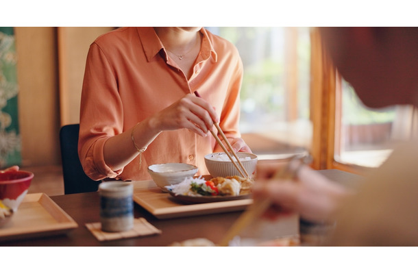 お育ちがバレます。「割り箸のお作法は?」年末年始の食事会で、覚えておきたいテーブルマナー